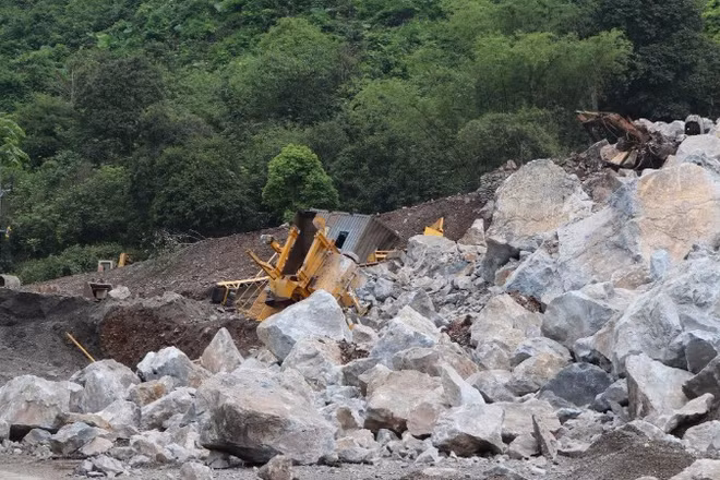 Nhiều máy móc bị đá lớn vùi lấp. (Ảnh: TUẤN SƠN)
