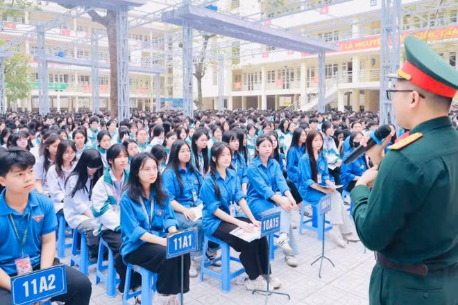 Ban Chỉ huy quân sự phường Phan Đình Phùng phối hợp Học viện Hậu cần tuyên truyền tuyển sinh tại Trường trung học phổ thông Lương Ngọc Quyến. (Ảnh: DUY ĐỨC).