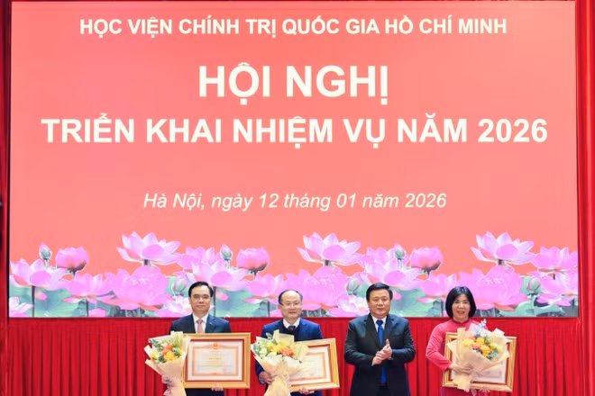 Đồng chí Nguyễn Xuân Thắng, Ủy viên Bộ Chính trị, Giám đốc Học viện Chính trị quốc gia Hồ Chí Minh, Chủ tịch Hội đồng Lý luận Trung ương trao Bằng khen của Thủ tướng Chính phủ tặng các cá nhân có thành tích xuất sắc. (Ảnh: THẾ ĐẠI)