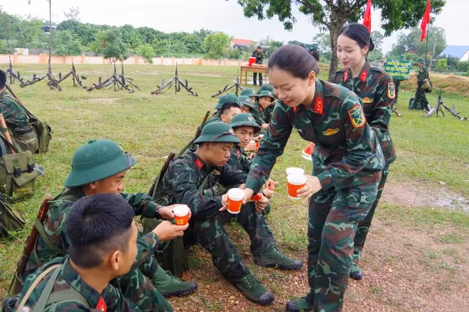 Hội viên phụ nữ Trường Quân sự Quân khu I tiếp nước cho học viên trong giờ giải lao. (Ảnh: LÊ TUẤN)