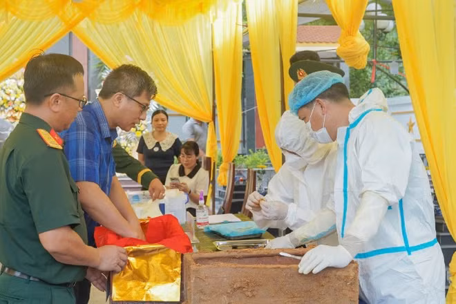 Thực hiện lấy mẫu hài cốt liệt sĩ tại Nghĩa trang liệt sĩ Yên Đổ, tỉnh Thái Nguyên. (Ảnh: DUY ĐỨC).