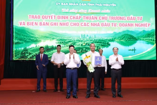 Trao quyết định, giấy chứng nhận đầu tư cho doanh nghiệp. (Ảnh: TUẤN SƠN)