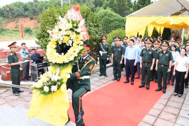 Đại biểu và các lực lượng tham gia tiến hành dâng hương, dâng hoa tại Nghĩa trang liệt sĩ xã Yên Trạch trước khi tiến hành nhiệm vụ. 