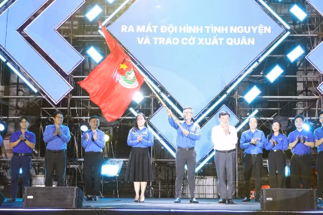 Đoàn Thanh niên Đại học Thái Nguyên đón nhận cờ xuất quân từ lãnh đạo nhà trường. (Ảnh: TUẤN SƠN)