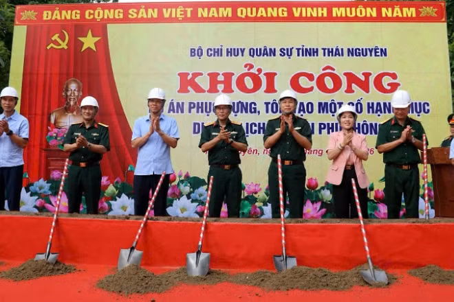 Đại biểu thực hiện nghi thức khởi công. (Ảnh: DUY ĐỨC)