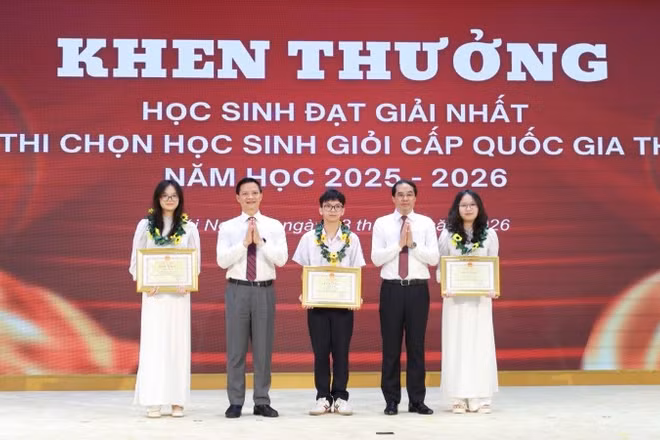 Lãnh đạo tỉnh Thái Nguyên trao thưởng cho học sinh đoạt Giải Nhất kỳ thi học sinh giỏi quốc gia Trung học phổ thông. (Ảnh: UBND tỉnh Thái Nguyên)