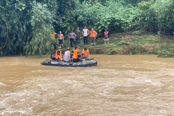 Lực lượng chức năng tìm kiếm cháu bé. (Ảnh: DUY ĐỨC)