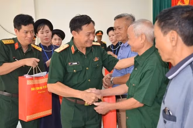 Trung tướng Lê Văn Hướng tặng quà các gia đình chính sách. (Ảnh: DUY ĐỨC)