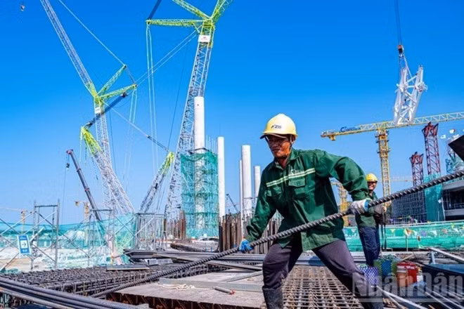 Công nhân thi công 3 ca nhằm đẩy nhanh tiến độ Cảng Hàng không quốc tế Phú Quốc. 