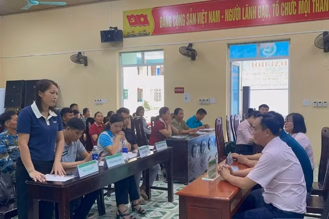 Lãnh đạo Ngân hàng Chính sách xã hội chi nhánh tỉnh Thái Nguyên nắm tình hình tại các xã vùng cao. (Ảnh: THU HOÀI)