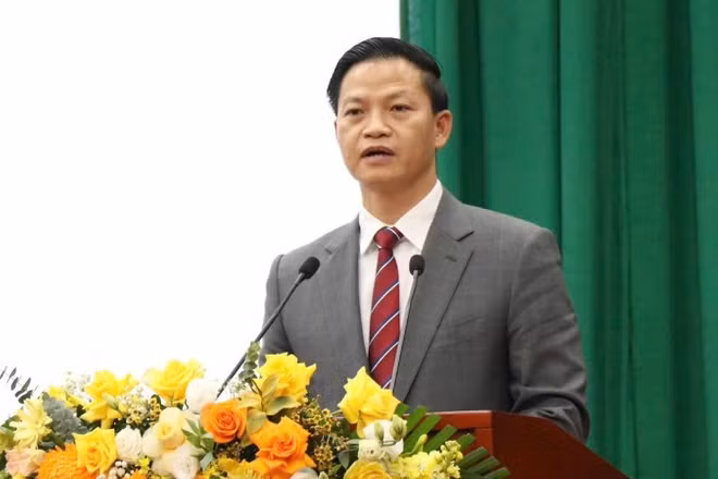 Đồng chí Vương Quốc Tuấn phát biểu nhận nhiệm vụ. (Ảnh: LƯU TRUNG)
