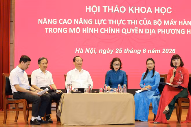 Đại biểu trong phiên Tọa đàm tại Hội thảo khoa học “Nâng cao năng lực thực thi của bộ máy hành chính trong mô hình chính quyền địa phương hai cấp”.