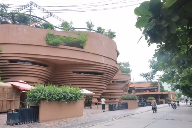 Đường làng, ngõ xóm xã Bát Tràng (Hà Nội) khang trang, sạch đẹp. (Ảnh NGUYỄN MAI)