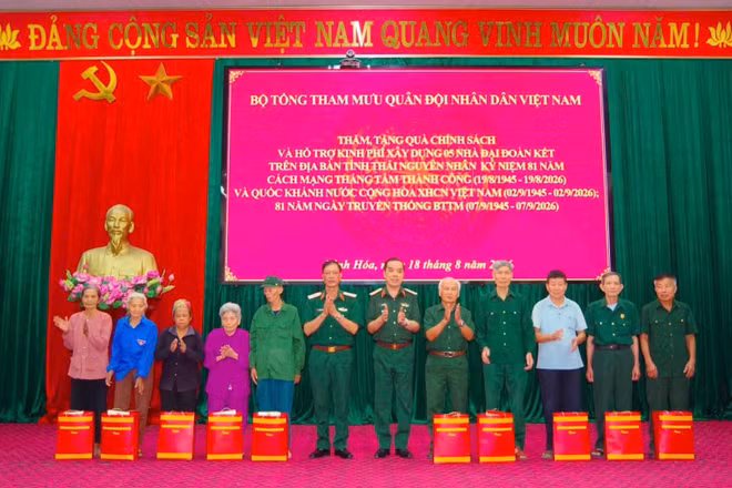 Đoàn công tác tặng quà cho các gia đình chính sách. (Ảnh: DUY ĐỨC)