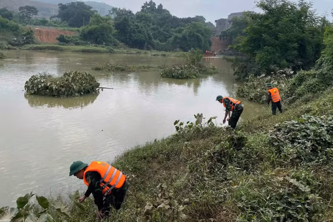 Lực lượng chức năng tìm kiếm dọc suối Linh Nham trong sáng 27/8. (Ảnh: DUY ĐỨC)