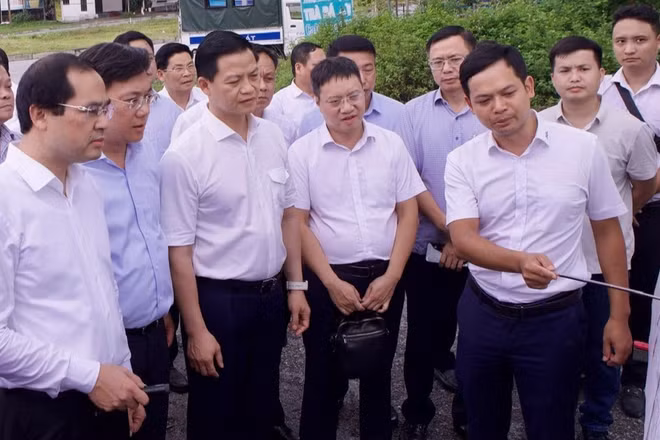 Lãnh đạo hai tỉnh Thái Nguyên, Phú Thọ khảo sát các khu vực dự kiến dự án đi qua tại xã Tam Đảo, tỉnh Phú Thọ. (Ảnh: Ủy ban nhân dân tỉnh Thái Nguyên)