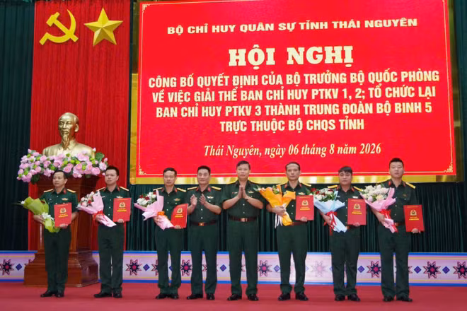 Trao quyết định bổ nhiệm cán bộ, chỉ huy Trung đoàn bộ binh 5. (Ảnh: DUY ĐỨC).
