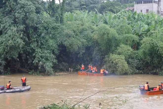 Lực lượng chức năng tìm kiếm các nạn nhân. (Ảnh: DUY ĐỨC)
