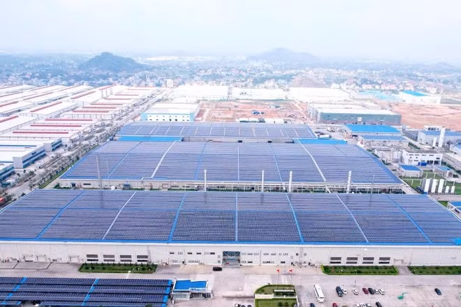 Hệ thống điện mặt trời mái nhà tại Công ty Trách nhiệm hữu hạn Phát triển năng lượng Trina Solar trong Khu công nghiệp Yên Bình. (Ảnh: HƯƠNG LAN)