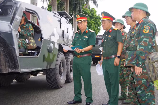 Lãnh đạo Quân khu 1 kiểm tra công tác sẵn sàng chiến đấu tại Bộ Chỉ huy quân sự tỉnh Thái Nguyên. (Ảnh: DUY ĐỨC).
