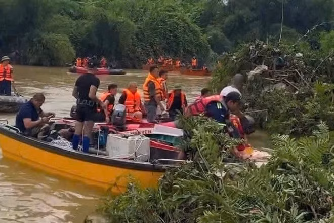Lực lượng chức năng nỗ lực tìm kiếm các nạn nhân. (Ảnh: DUY ĐỨC)
