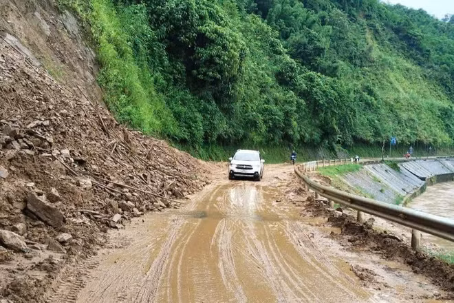 Một điểm sạt lở trên quốc lộ 3B, đoạn qua xã Bạch Thông. (Ảnh: TUẤN SƠN)