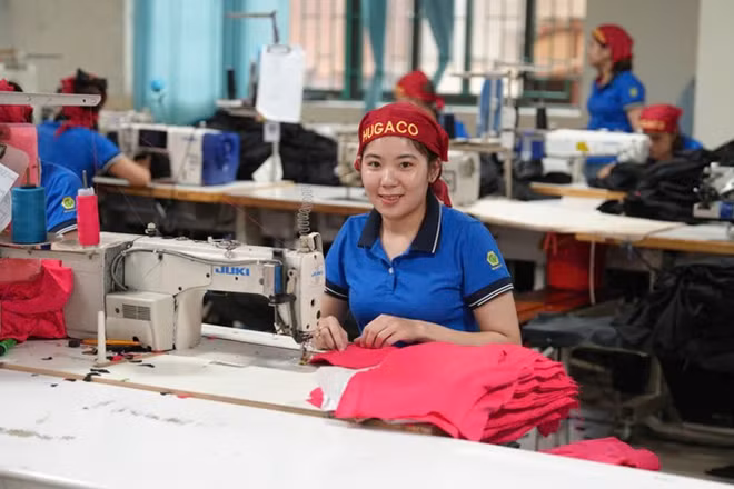 Sản xuất hàng may mặc tại Tổng công ty May Hưng Yên.