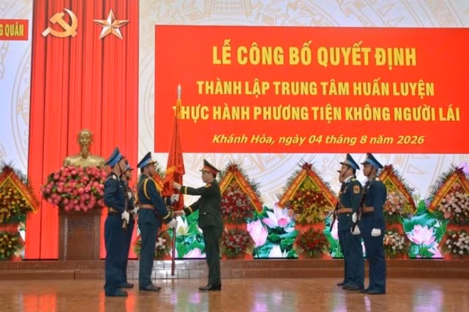 Thượng tướng Phạm Trường Sơn trao Quân kỳ Quyết thắng cho Trung tâm huấn luyện thực hành phương tiện không người lái.