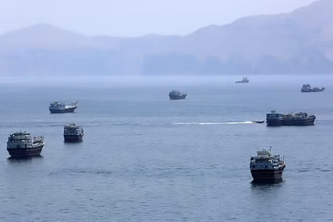 Tàu thuyền di chuyển trên eo biển Hormuz, gần thị trấn Khasab, miền bắc Oman, ngày 20/6/2026. (Ảnh: THX/TTXVN)