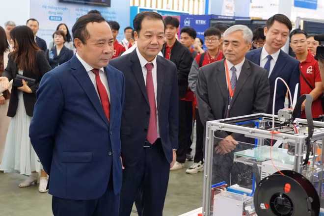 Lãnh đạo Bộ Khoa học và Công nghệ tham quan các gian hàng tại Lễ kỷ niệm hưởng ứng Ngày Chuyển đổi số quốc gia năm 2026. (Ảnh: Bộ Khoa học và Công nghệ)