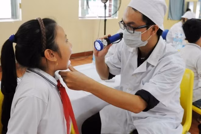 Khám sức khỏe định kỳ cho học sinh tại Trường tiểu học Lê Quý Đôn, Hà Nội. (Ảnh: TRẦN HẢI)