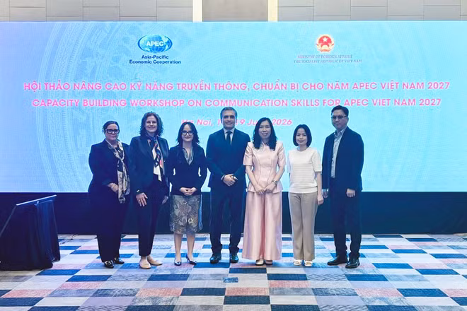 Thứ trưởng Ngoại giao Lê Thị Thu Hằng, Trưởng Tiểu ban Tuyên truyền và Văn hóa APEC 2027 chụp ảnh chung với các đại biểu, diễn giả tham gia hội thảo.