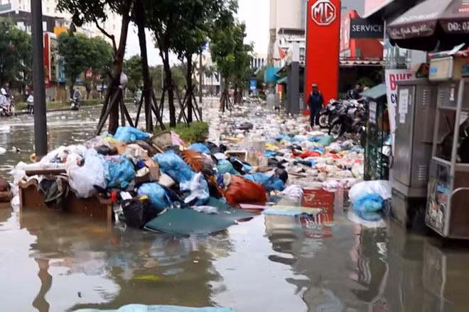 [Video] Lũ chồng lũ, rác thải bủa vây các tuyến đường của TP Huế