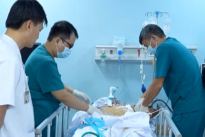 [Video] Thực hiện thành công ca phẫu thuật mở ngực giữa Trường Sa Lớn