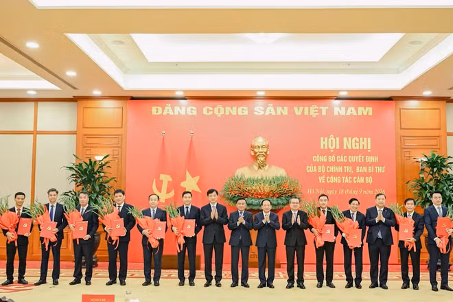 [Video] Công bố các Quyết định của Bộ Chính trị, Ban Bí thư về công tác cán bộ