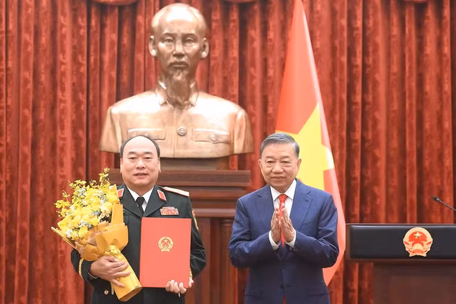 [Video] Trao Quyết định thăng quân hàm Thượng tướng đối với đồng chí Lê Quang Đạo