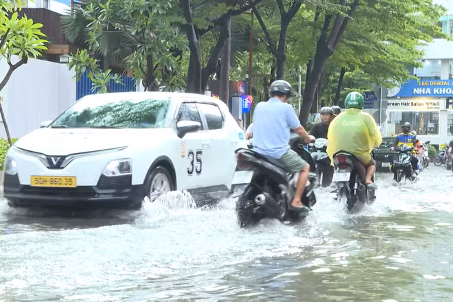 [Video] TP Hồ Chí Minh tiếp tục mưa lớn, đề phòng lốc, sét và ngập úng