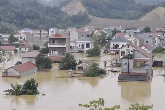 [Video] 2 người tử vong, gần 7.000 hộ phải sơ tán do bão số 4
