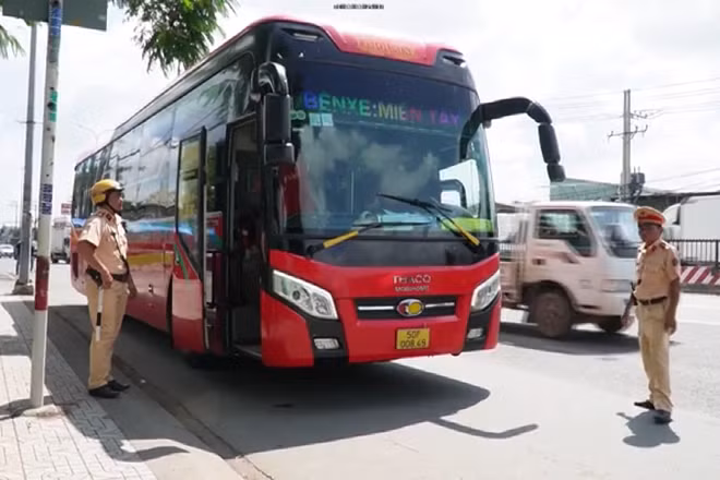 [Video] Từ ngày mai (10/8), rút giấy phép xe hợp đồng khi đón trả khách sai chỗ