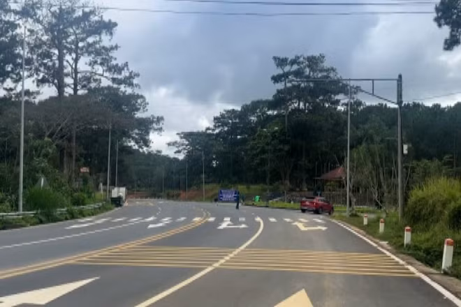 [Video] Đèo Prenn mở lưu thông tạm trong ba ngày, tiếp tục cấm xe tải do nguy cơ sạt lở
