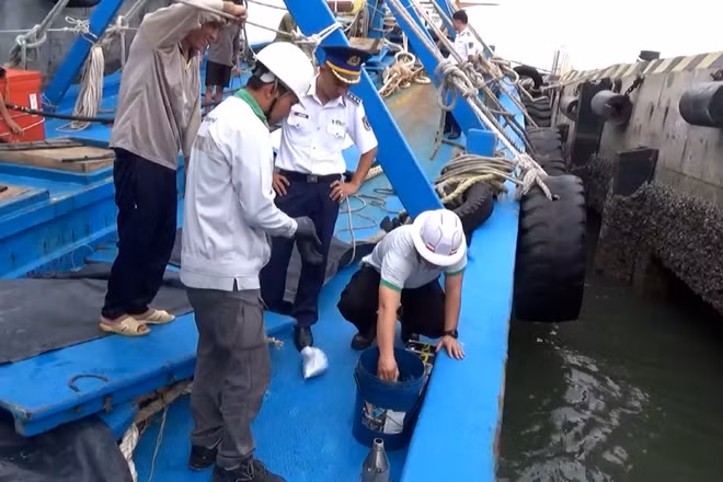 [Video] Cảnh sát biển điều tra tàu chở 100.000 lít dầu DO không rõ nguồn gốc