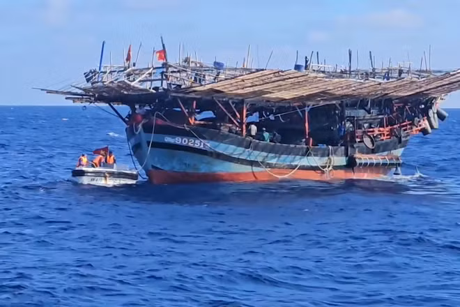 [Video] Kịp thời cứu nạn 36 ngư dân trên tàu cá hỏng máy ở đặc khu Trường Sa