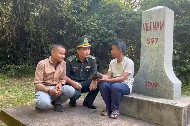 [Video] Tiếp nhận thông tin về vị trí nghi mộ tập thể liệt sĩ ở biên giới tỉnh Quảng Trị