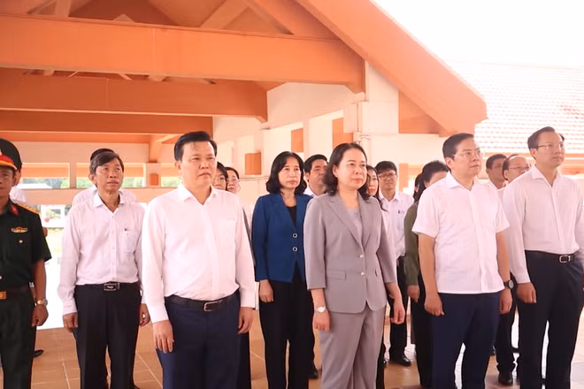 [Video] Phó Chủ tịch nước Võ Thị Ánh Xuân dâng hương tưởng niệm các Anh hùng liệt sĩ tại Tây Ninh 