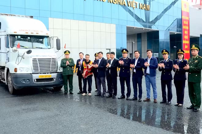 [Video] 170 tấn hàng thông quan trong ngày đầu thí điểm xuất nhập khẩu xuyên tuần