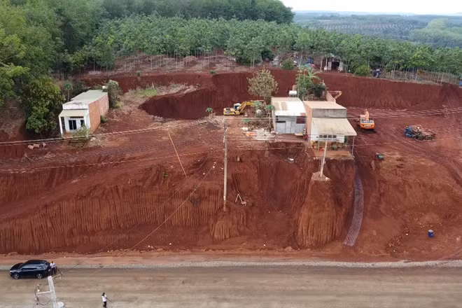 [Video] Ngành chức năng tỉnh Đồng Nai công khai xin lỗi người dân trong vụ hạ cốt nền khiến nhiều nhà dân “treo cao”