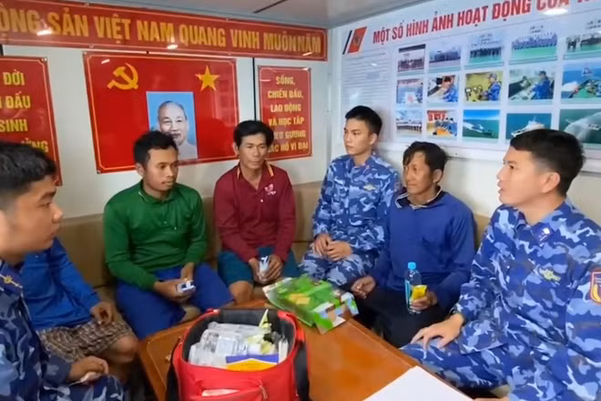 [Video] Cảnh sát biển cứu 4 ngư dân trên tàu cá bị cháy 