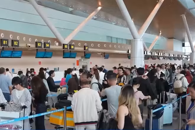 [Video] Sân bay Tân Sơn Nhất lập kỷ lục chuyến bay, hành khách dịp Tết