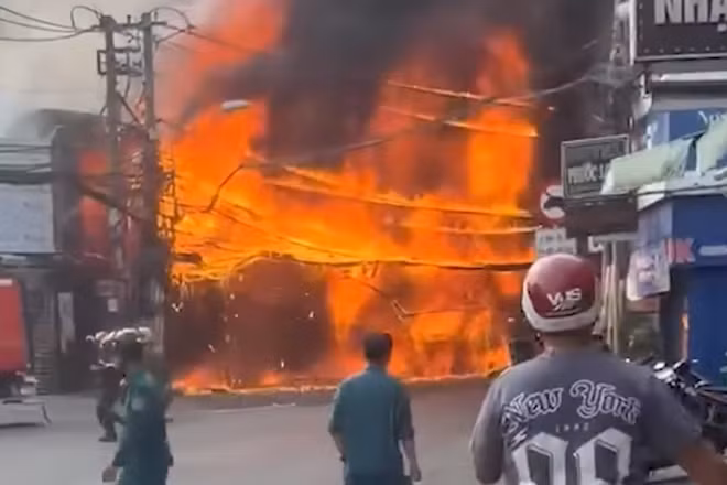 [Video] Hỏa hoạn thiêu rụi cửa hàng nội thất tại TP Hồ Chí Minh