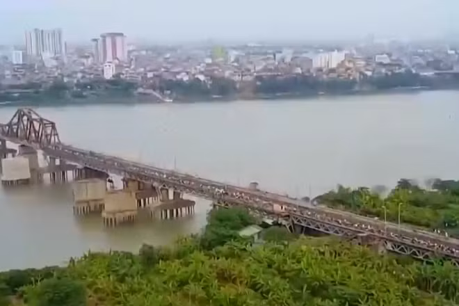 [Video] Cầu Long Biên gặp sự cố kết cấu nghiêm trọng, phong tỏa giao thông khẩn cấp